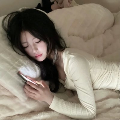 给小酒馆女子喝高杯酒